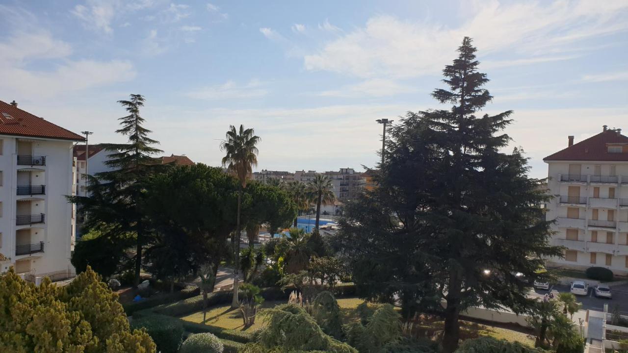 Condominio Ariazzurra S. Bart. San Bartolomeo al Mare Kültér fotó