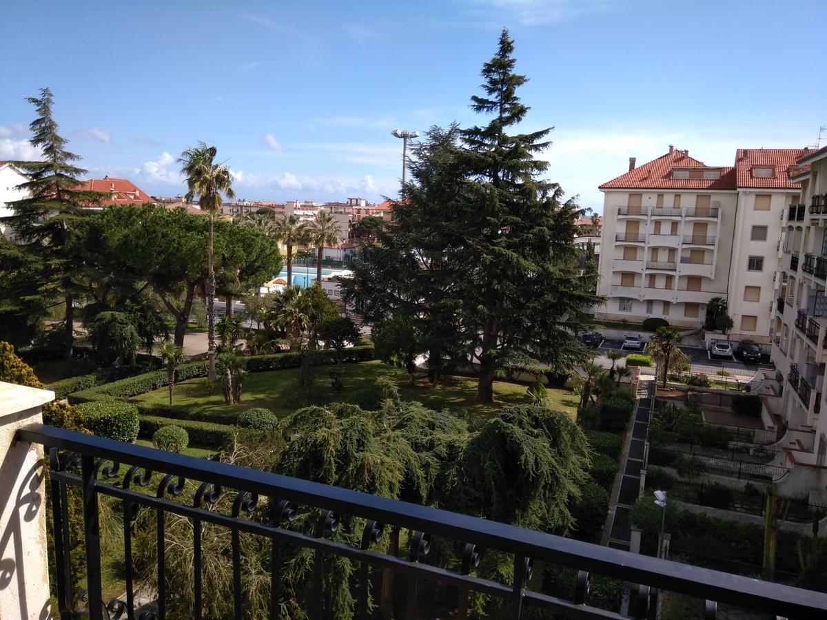 Condominio Ariazzurra S. Bart. San Bartolomeo al Mare Kültér fotó