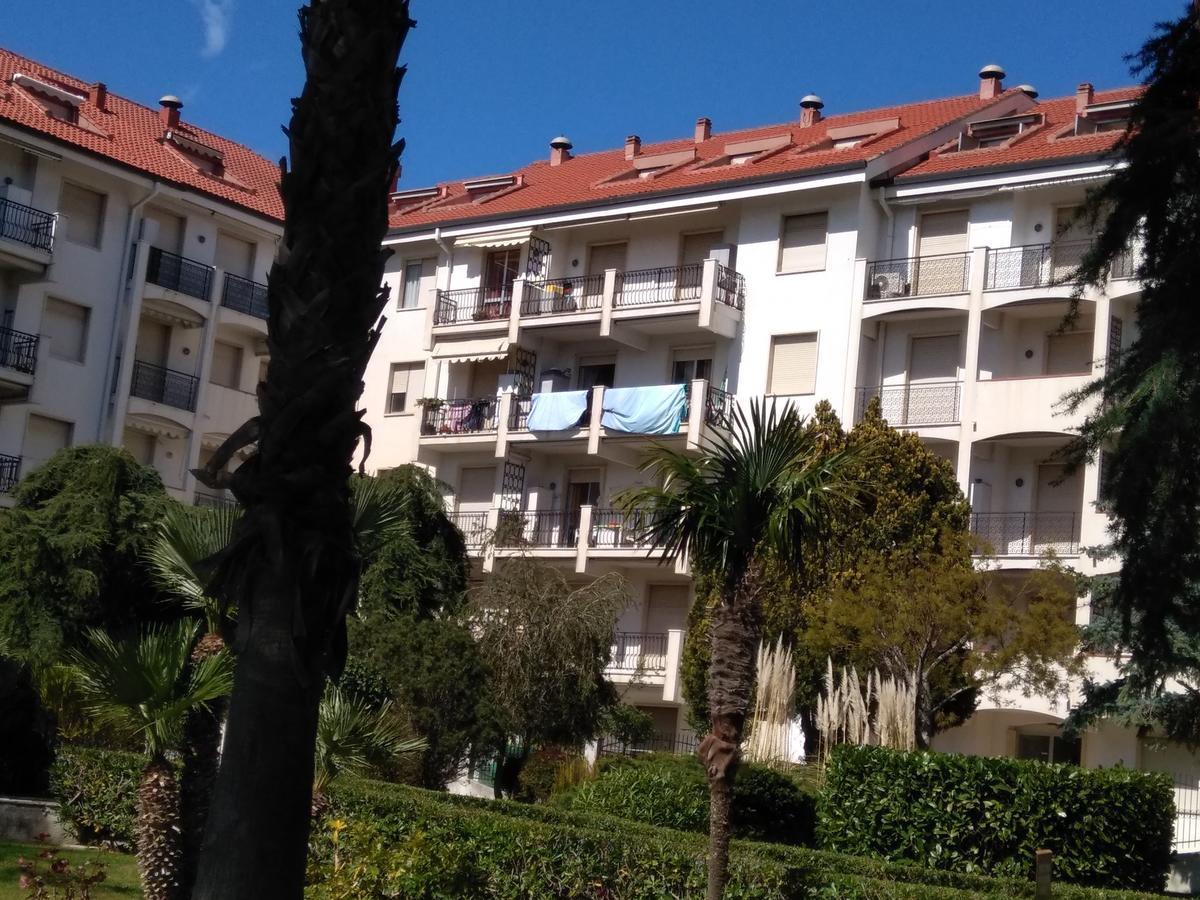 Condominio Ariazzurra S. Bart. San Bartolomeo al Mare Kültér fotó