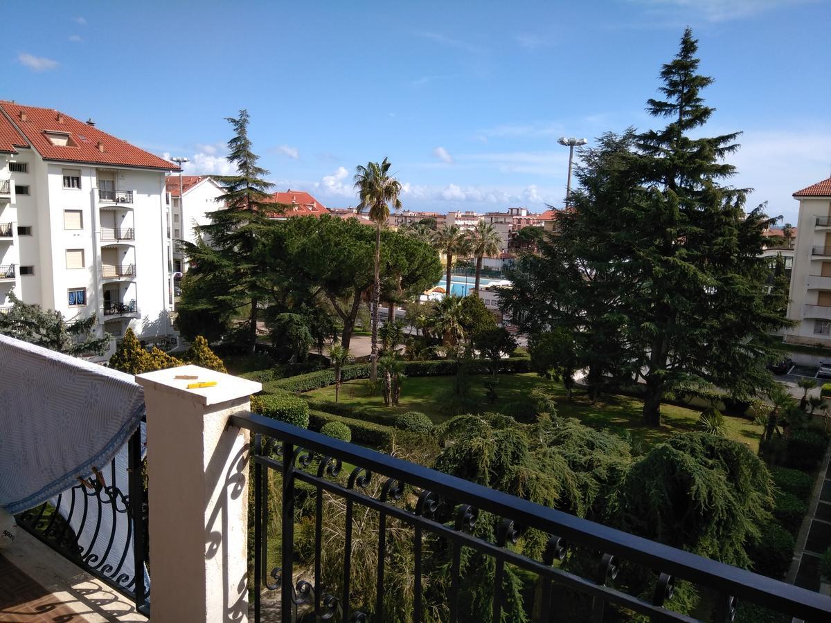 Condominio Ariazzurra S. Bart. San Bartolomeo al Mare Kültér fotó